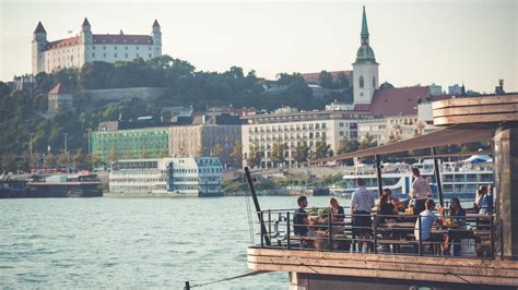 Dunajský pivovar s výhľadom na Bratislavský hrad