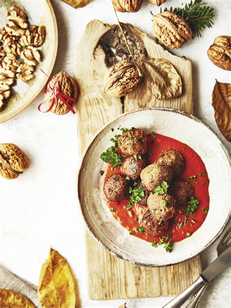 Servírované jedlo s pohárom Frankovky modrej