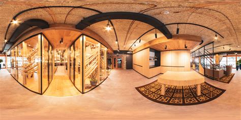 Štýlový interiér reštaurácie s jedlom na tanieri