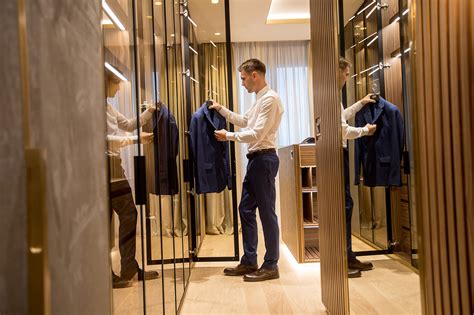 Interiér modernej šatníkovej skrine s prehľadne zaveseným oblečením na rôznych typoch vešiakov.