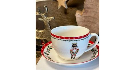 Vianočné ozdoby a šálka horúceho punču