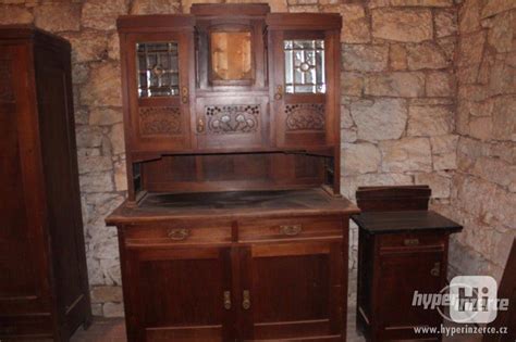 Detail interiéru s prvkami starožitného nábytku