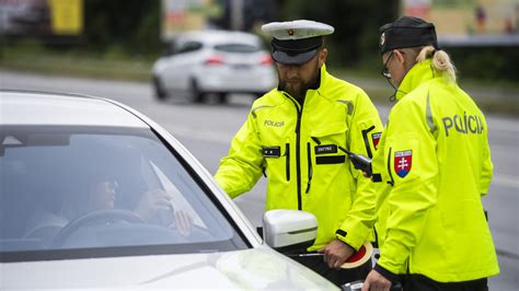 Ilustračná fotografia policajnej kontroly s alkohol testerom
