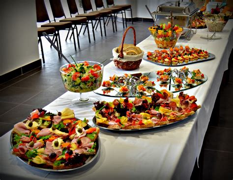 Švédske stoly s rôznymi jedlami