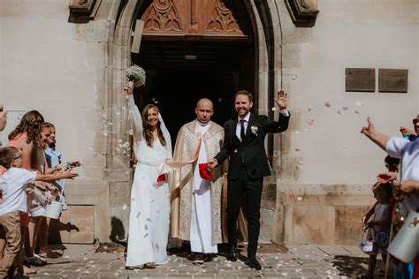 Svadobný obrad v záhrade s pódiom