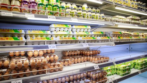 Ilustračná fotografia regálov s nápojmi v obchode