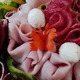 Detail ozdobeného pohára na slanej torte