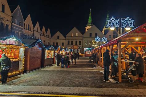 Ilustrácia vianočných trhov s predajným stánkom s punčom