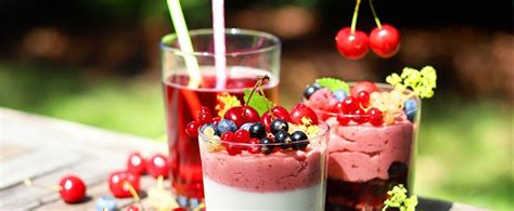 Farebný pohár s letným punčom a ovocím