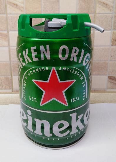 Detailný pohľad na integrovanú pípu s pumpičkou na 5l Heineken súdku