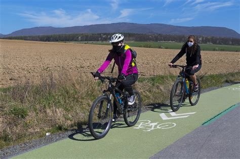Ilustračná fotografia cyklistu na cestnej komunikácii