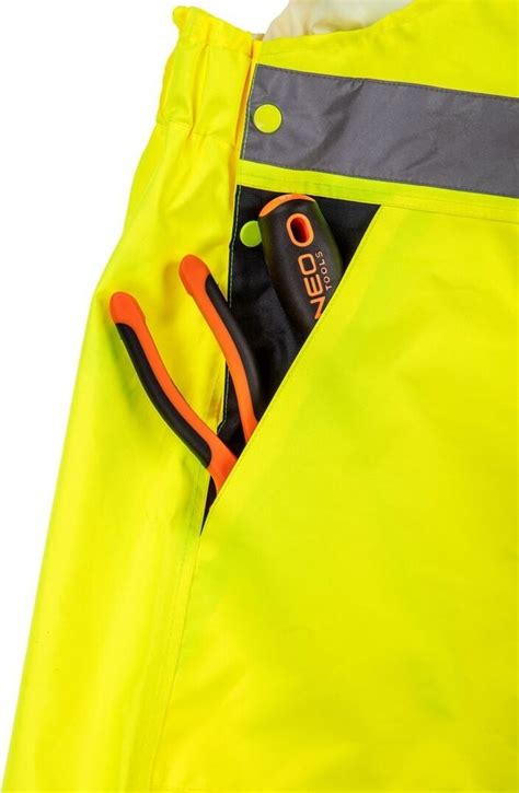 Ilustrácia cyklistu oblečeného vo výraznom oblečení s reflexnými prvkami