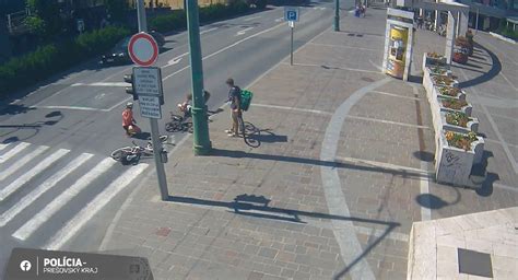 Ilustrácia dopravnej policajnej hliadky kontrolujúcej cyklistu