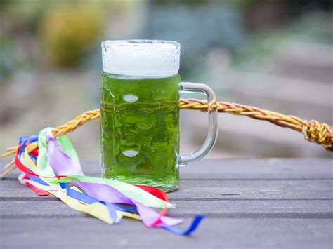 Zelené pivo v pohári