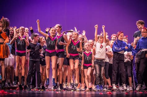 Ilustrácia tanečnej párty