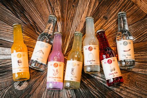 Ilustrácia zobrazujúca rôzne druhy nápojov, vrátane nealkoholického piva a limonády