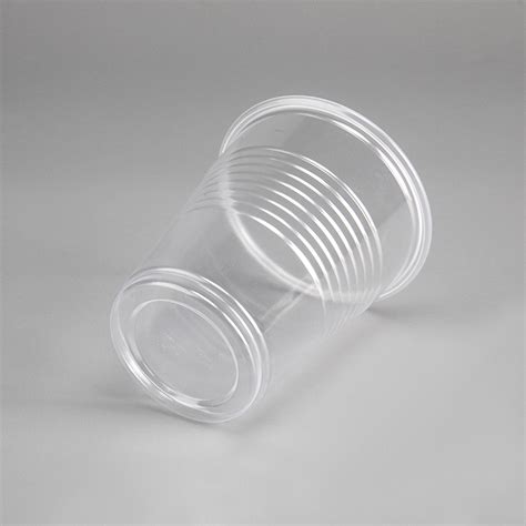 Rôzne tvary plastových pohárov