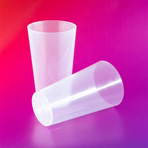 Porovnanie sklenených a plastových pohárov