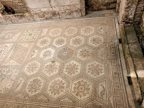 Rímska mozaika zobrazujúca pitie piva