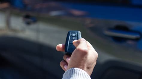 Ilustrácia fľaše alkoholu a kľúča od auta