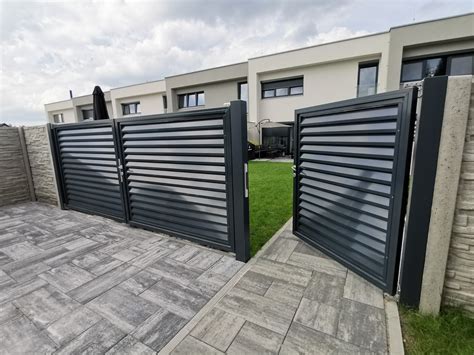 Ilustrácia letiskovej vstupnej brány s logom leteckej spoločnosti