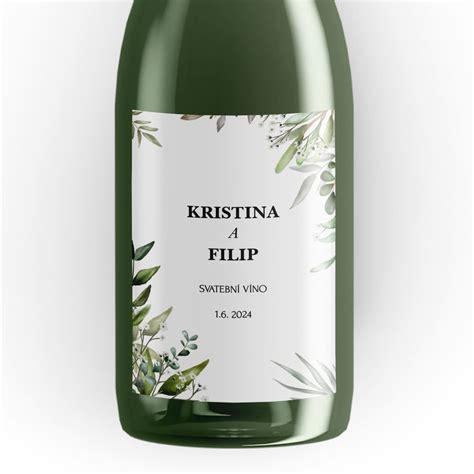 Čiernobiela etiketa na fľaši s alkoholom