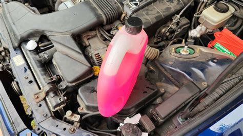 Fľaše rumu rôznych farieb a značiek