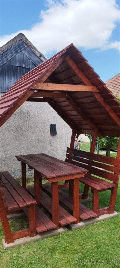 Altánok a stoly na posedenie vo Vinohradníckom skanzene