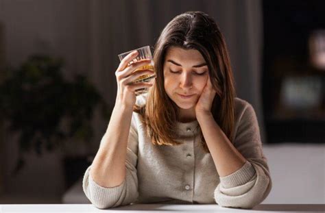 Ilustrácia znázorňujúca rôzne fyzické a psychické prejavy alkoholizmu