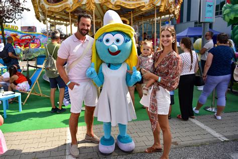 Deti sa zabávajú na kolotočoch