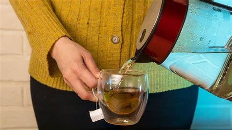 Ilustrácia pohára vody a bylinkového čaju