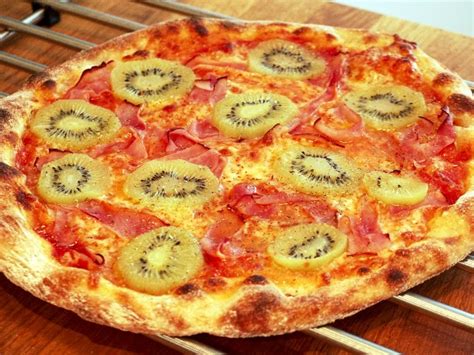 Koláž obrázkov rôznych produktov v akcii: pizza, kiwi, mango, maslo, med