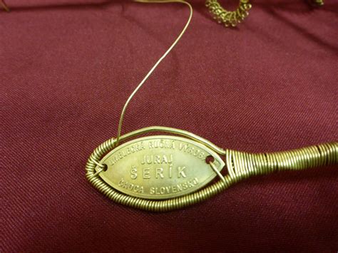 Postava v dlhom, vrstvenom kostýme