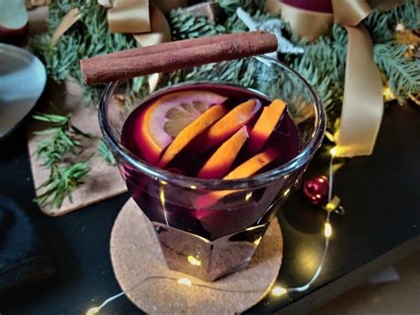 Zloženie vareného vína: víno, celé korenie (škorica, klinčeky, badián), citrusy (pomaranč, citrón), prípadne ovocie (jablko, hrozienka)