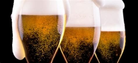 Zlatisté pivo s bielou penou v pohári