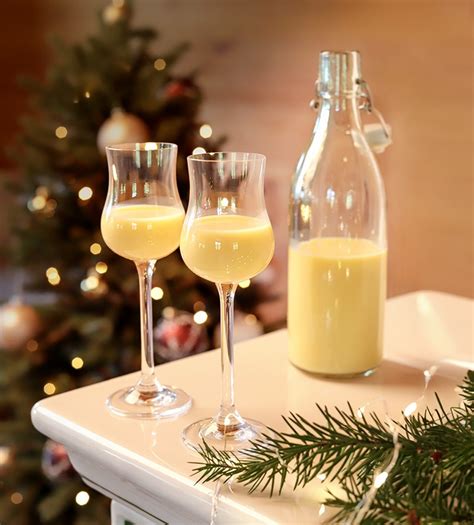 Ingrediencie na vaječný likér: žĺtky, rum, kondenzované mlieko, vanilka