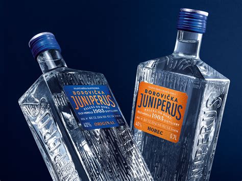 Dobová fotografia fľaše borovičky Juniperus