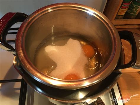 Príprava vaječného likéru vo vodnom kúpeli