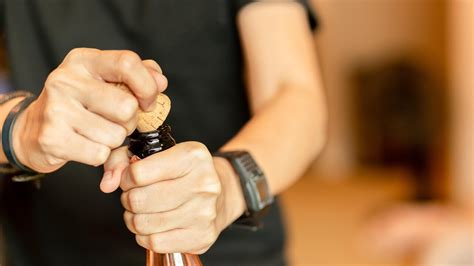 kladivo a klince pri otváraní vína