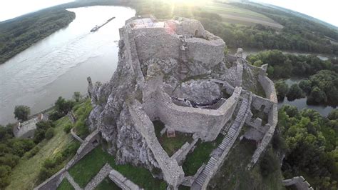 Devínsky hrad s vinicami v pozadí