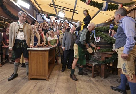Ilustračná fotografia pivného festivalu s ľuďmi popíjajúcimi pivo