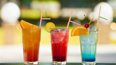 Stôl s rôznymi druhmi nealkoholických nápojov