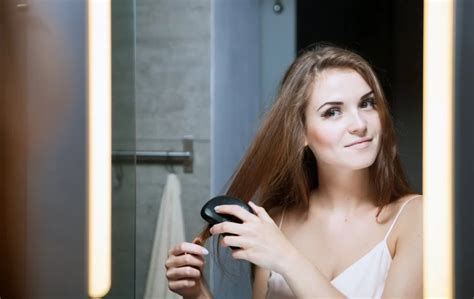 Žena si oplachuje vlasy pivom