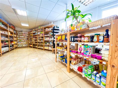 Široký sortiment čerstvých produktov v obchode