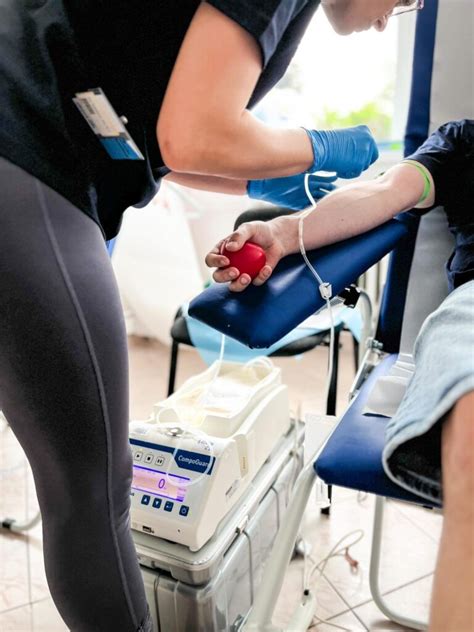 Ilustračná fotografia zdravotníckeho pracovníka pri odbere krvi