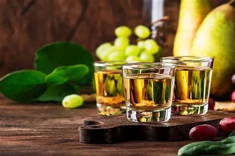 Rôzne druhy rakije v tradičných fľašiach