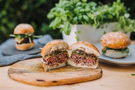 Detailný záber na šťavnatý burger s prílohou