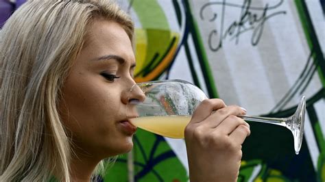 Žena pijúca alkohol