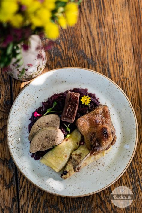 Ilustračná fotografia pečenej husi s prílohami