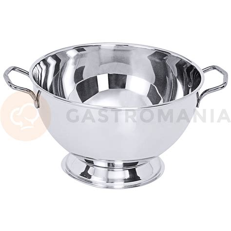 Nádoby z nerezovej ocele v pivnici